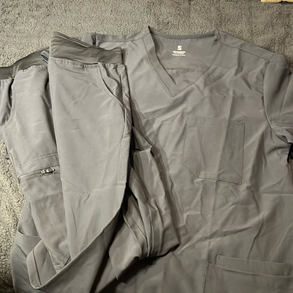 Men’s NWT Amazon essentials scrubs SM
